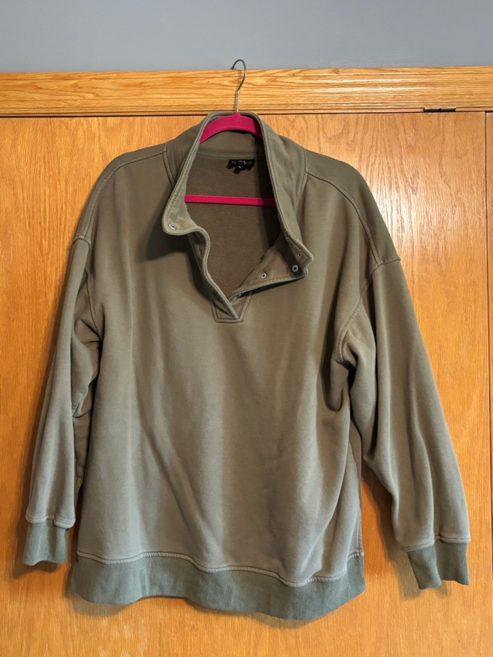 Classic Olive Green Snap-Button Women's Pullover Hoodie - Picture 2 of 3